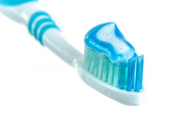 Cómo limpiar implantes dentales