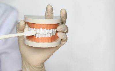 Cómo quitar las manchas de nicotina de las dentaduras postizas